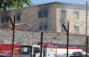 Φωτιά στον Κορυδαλλό: Κρατούμενοι πυρπόλησαν στρώματα μέσα στα κελιά τους
